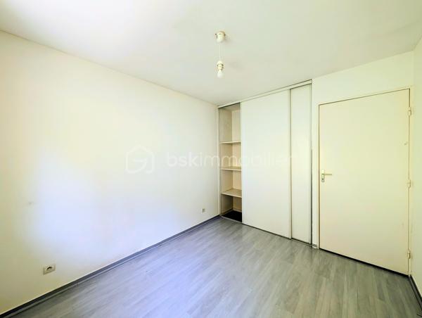Cette maison mitoyenne de 99 m² (93 m² Carrez) a été bâtie en 2002 sur un terrain de 200 m² environ, sur la commune de Rumilly, au sein d’une copropriété sécurisée et parfaitement entretenue, idéalement située à proximité des commodités et
offrant un cadre de vie agréable et fonctionnel.  

☀️ Grâce à son orientation Ouest, la maison bénéficie d'une belle luminosité et du soleil l'après-midi, ce qui est agréable pour les pièces de vie, la terrasse et le jardin.
🔥❄️ Le confort thermique est assuré par un système de chauffage électrique 
🚗 La maison est accompagnée d'un garage et d'une place de parking

Elle se compose de la manière suivante :

Au rez-de-chaussée :

✅ Une entrée avec espace rangements
✅ Une cuisine fermée avec accès au garage
✅ Un salon avec accès terrasse et jardin
✅ Un WC séparé

A l'étage : 

✅ Quatre chambres
✅ Une salle d'eau avec WC

💧 Les charges de copropriété incluent également la consommation d’eau, offrant une gestion simplifiée et un meilleur confort au quotidien.

📞 Une opportunité à ne pas manquer ! Contactez-moi dès maintenant si ce bien répond à vos critères