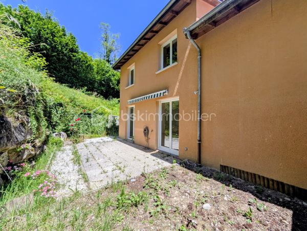 Cette maison mitoyenne de 99 m² (93 m² Carrez) a été bâtie en 2002 sur un terrain de 200 m² environ, sur la commune de Rumilly, au sein d’une copropriété sécurisée et parfaitement entretenue, idéalement située à proximité des commodités et
offrant un cadre de vie agréable et fonctionnel.  

☀️ Grâce à son orientation Ouest, la maison bénéficie d'une belle luminosité et du soleil l'après-midi, ce qui est agréable pour les pièces de vie, la terrasse et le jardin.
🔥❄️ Le confort thermique est assuré par un système de chauffage électrique 
🚗 La maison est accompagnée d'un garage et d'une place de parking

Elle se compose de la manière suivante :

Au rez-de-chaussée :

✅ Une entrée avec espace rangements
✅ Une cuisine fermée avec accès au garage
✅ Un salon avec accès terrasse et jardin
✅ Un WC séparé

A l'étage : 

✅ Quatre chambres
✅ Une salle d'eau avec WC

💧 Les charges de copropriété incluent également la consommation d’eau, offrant une gestion simplifiée et un meilleur confort au quotidien.

📞 Une opportunité à ne pas manquer ! Contactez-moi dès maintenant si ce bien répond à vos critères