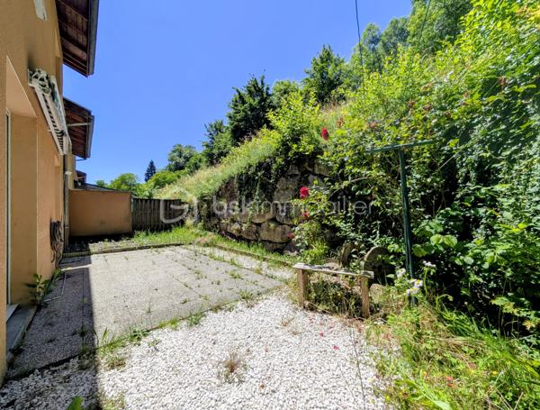 Cette maison mitoyenne de 99 m² (93 m² Carrez) a été bâtie en 2002 sur un terrain de 200 m² environ, sur la commune de Rumilly, au sein d’une copropriété sécurisée et parfaitement entretenue, idéalement située à proximité des commodités et
offrant un cadre de vie agréable et fonctionnel.  

☀️ Grâce à son orientation Ouest, la maison bénéficie d'une belle luminosité et du soleil l'après-midi, ce qui est agréable pour les pièces de vie, la terrasse et le jardin.
🔥❄️ Le confort thermique est assuré par un système de chauffage électrique 
🚗 La maison est accompagnée d'un garage et d'une place de parking

Elle se compose de la manière suivante :

Au rez-de-chaussée :

✅ Une entrée avec espace rangements
✅ Une cuisine fermée avec accès au garage
✅ Un salon avec accès terrasse et jardin
✅ Un WC séparé

A l'étage : 

✅ Quatre chambres
✅ Une salle d'eau avec WC

💧 Les charges de copropriété incluent également la consommation d’eau, offrant une gestion simplifiée et un meilleur confort au quotidien.

📞 Une opportunité à ne pas manquer ! Contactez-moi dès maintenant si ce bien répond à vos critères