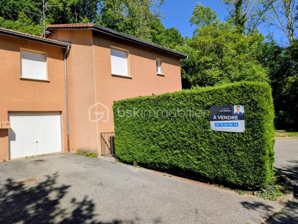 Cette maison mitoyenne de 99 m² (93 m² Carrez) a été bâtie en 2002 sur un terrain de 200 m² environ, sur la commune de Rumilly, au sein d’une copropriété sécurisée et parfaitement entretenue, idéalement située à proximité des commodités et
offrant un cadre de vie agréable et fonctionnel.  

☀️ Grâce à son orientation Ouest, la maison bénéficie d'une belle luminosité et du soleil l'après-midi, ce qui est agréable pour les pièces de vie, la terrasse et le jardin.
🔥❄️ Le confort thermique est assuré par un système de chauffage électrique 
🚗 La maison est accompagnée d'un garage et d'une place de parking

Elle se compose de la manière suivante :

Au rez-de-chaussée :

✅ Une entrée avec espace rangements
✅ Une cuisine fermée avec accès au garage
✅ Un salon avec accès terrasse et jardin
✅ Un WC séparé

A l'étage : 

✅ Quatre chambres
✅ Une salle d'eau avec WC

💧 Les charges de copropriété incluent également la consommation d’eau, offrant une gestion simplifiée et un meilleur confort au quotidien.

📞 Une opportunité à ne pas manquer ! Contactez-moi dès maintenant si ce bien répond à vos critères