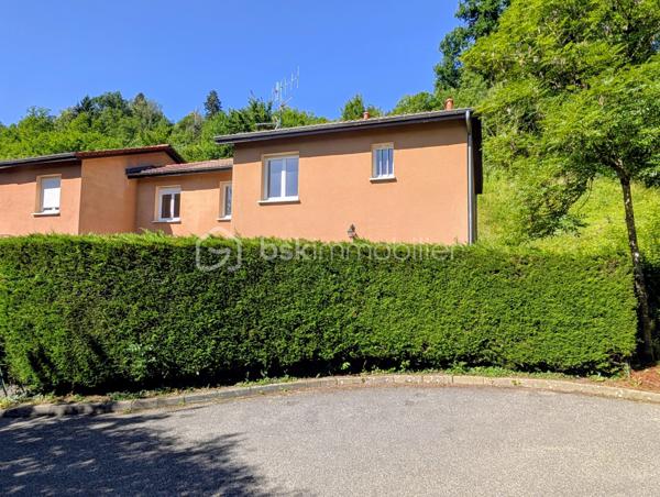 Cette maison mitoyenne de 99 m² (93 m² Carrez) a été bâtie en 2002 sur un terrain de 200 m² environ, sur la commune de Rumilly, au sein d’une copropriété sécurisée et parfaitement entretenue, idéalement située à proximité des commodités et
offrant un cadre de vie agréable et fonctionnel.  

☀️ Grâce à son orientation Ouest, la maison bénéficie d'une belle luminosité et du soleil l'après-midi, ce qui est agréable pour les pièces de vie, la terrasse et le jardin.
🔥❄️ Le confort thermique est assuré par un système de chauffage électrique 
🚗 La maison est accompagnée d'un garage et d'une place de parking

Elle se compose de la manière suivante :

Au rez-de-chaussée :

✅ Une entrée avec espace rangements
✅ Une cuisine fermée avec accès au garage
✅ Un salon avec accès terrasse et jardin
✅ Un WC séparé

A l'étage : 

✅ Quatre chambres
✅ Une salle d'eau avec WC

💧 Les charges de copropriété incluent également la consommation d’eau, offrant une gestion simplifiée et un meilleur confort au quotidien.

📞 Une opportunité à ne pas manquer ! Contactez-moi dès maintenant si ce bien répond à vos critères