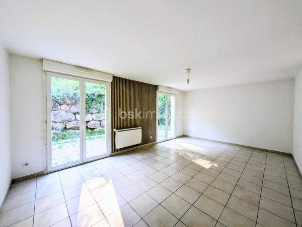 Cette maison mitoyenne de 99 m² (93 m² Carrez) a été bâtie en 2002 sur un terrain de 200 m² environ, sur la commune de Rumilly, au sein d’une copropriété sécurisée et parfaitement entretenue, idéalement située à proximité des commodités et
offrant un cadre de vie agréable et fonctionnel.  

☀️ Grâce à son orientation Ouest, la maison bénéficie d'une belle luminosité et du soleil l'après-midi, ce qui est agréable pour les pièces de vie, la terrasse et le jardin.
🔥❄️ Le confort thermique est assuré par un système de chauffage électrique 
🚗 La maison est accompagnée d'un garage et d'une place de parking

Elle se compose de la manière suivante :

Au rez-de-chaussée :

✅ Une entrée avec espace rangements
✅ Une cuisine fermée avec accès au garage
✅ Un salon avec accès terrasse et jardin
✅ Un WC séparé

A l'étage : 

✅ Quatre chambres
✅ Une salle d'eau avec WC

💧 Les charges de copropriété incluent également la consommation d’eau, offrant une gestion simplifiée et un meilleur confort au quotidien.

📞 Une opportunité à ne pas manquer ! Contactez-moi dès maintenant si ce bien répond à vos critères