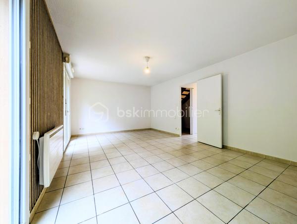 Cette maison mitoyenne de 99 m² (93 m² Carrez) a été bâtie en 2002 sur un terrain de 200 m² environ, sur la commune de Rumilly, au sein d’une copropriété sécurisée et parfaitement entretenue, idéalement située à proximité des commodités et
offrant un cadre de vie agréable et fonctionnel.  

☀️ Grâce à son orientation Ouest, la maison bénéficie d'une belle luminosité et du soleil l'après-midi, ce qui est agréable pour les pièces de vie, la terrasse et le jardin.
🔥❄️ Le confort thermique est assuré par un système de chauffage électrique 
🚗 La maison est accompagnée d'un garage et d'une place de parking

Elle se compose de la manière suivante :

Au rez-de-chaussée :

✅ Une entrée avec espace rangements
✅ Une cuisine fermée avec accès au garage
✅ Un salon avec accès terrasse et jardin
✅ Un WC séparé

A l'étage : 

✅ Quatre chambres
✅ Une salle d'eau avec WC

💧 Les charges de copropriété incluent également la consommation d’eau, offrant une gestion simplifiée et un meilleur confort au quotidien.

📞 Une opportunité à ne pas manquer ! Contactez-moi dès maintenant si ce bien répond à vos critères