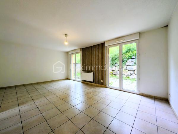 Cette maison mitoyenne de 99 m² (93 m² Carrez) a été bâtie en 2002 sur un terrain de 200 m² environ, sur la commune de Rumilly, au sein d’une copropriété sécurisée et parfaitement entretenue, idéalement située à proximité des commodités et
offrant un cadre de vie agréable et fonctionnel.  

☀️ Grâce à son orientation Ouest, la maison bénéficie d'une belle luminosité et du soleil l'après-midi, ce qui est agréable pour les pièces de vie, la terrasse et le jardin.
🔥❄️ Le confort thermique est assuré par un système de chauffage électrique 
🚗 La maison est accompagnée d'un garage et d'une place de parking

Elle se compose de la manière suivante :

Au rez-de-chaussée :

✅ Une entrée avec espace rangements
✅ Une cuisine fermée avec accès au garage
✅ Un salon avec accès terrasse et jardin
✅ Un WC séparé

A l'étage : 

✅ Quatre chambres
✅ Une salle d'eau avec WC

💧 Les charges de copropriété incluent également la consommation d’eau, offrant une gestion simplifiée et un meilleur confort au quotidien.

📞 Une opportunité à ne pas manquer ! Contactez-moi dès maintenant si ce bien répond à vos critères