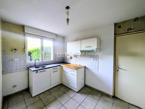 Cette maison mitoyenne de 99 m² (93 m² Carrez) a été bâtie en 2002 sur un terrain de 200 m² environ, sur la commune de Rumilly, au sein d’une copropriété sécurisée et parfaitement entretenue, idéalement située à proximité des commodités et
offrant un cadre de vie agréable et fonctionnel.  

☀️ Grâce à son orientation Ouest, la maison bénéficie d'une belle luminosité et du soleil l'après-midi, ce qui est agréable pour les pièces de vie, la terrasse et le jardin.
🔥❄️ Le confort thermique est assuré par un système de chauffage électrique 
🚗 La maison est accompagnée d'un garage et d'une place de parking

Elle se compose de la manière suivante :

Au rez-de-chaussée :

✅ Une entrée avec espace rangements
✅ Une cuisine fermée avec accès au garage
✅ Un salon avec accès terrasse et jardin
✅ Un WC séparé

A l'étage : 

✅ Quatre chambres
✅ Une salle d'eau avec WC

💧 Les charges de copropriété incluent également la consommation d’eau, offrant une gestion simplifiée et un meilleur confort au quotidien.

📞 Une opportunité à ne pas manquer ! Contactez-moi dès maintenant si ce bien répond à vos critères