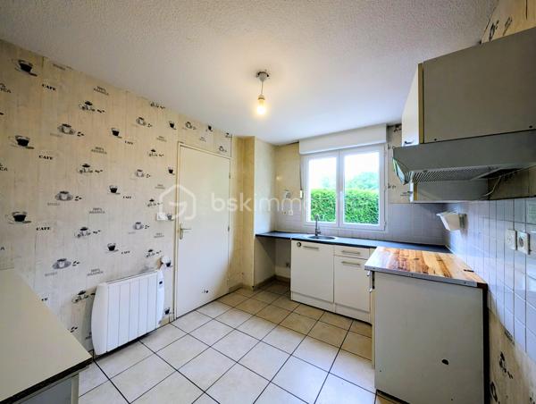 Cette maison mitoyenne de 99 m² (93 m² Carrez) a été bâtie en 2002 sur un terrain de 200 m² environ, sur la commune de Rumilly, au sein d’une copropriété sécurisée et parfaitement entretenue, idéalement située à proximité des commodités et
offrant un cadre de vie agréable et fonctionnel.  

☀️ Grâce à son orientation Ouest, la maison bénéficie d'une belle luminosité et du soleil l'après-midi, ce qui est agréable pour les pièces de vie, la terrasse et le jardin.
🔥❄️ Le confort thermique est assuré par un système de chauffage électrique 
🚗 La maison est accompagnée d'un garage et d'une place de parking

Elle se compose de la manière suivante :

Au rez-de-chaussée :

✅ Une entrée avec espace rangements
✅ Une cuisine fermée avec accès au garage
✅ Un salon avec accès terrasse et jardin
✅ Un WC séparé

A l'étage : 

✅ Quatre chambres
✅ Une salle d'eau avec WC

💧 Les charges de copropriété incluent également la consommation d’eau, offrant une gestion simplifiée et un meilleur confort au quotidien.

📞 Une opportunité à ne pas manquer ! Contactez-moi dès maintenant si ce bien répond à vos critères