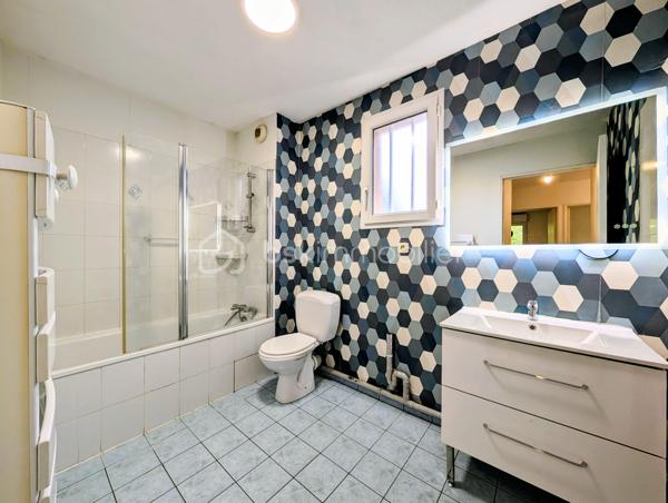Cette maison mitoyenne de 99 m² (93 m² Carrez) a été bâtie en 2002 sur un terrain de 200 m² environ, sur la commune de Rumilly, au sein d’une copropriété sécurisée et parfaitement entretenue, idéalement située à proximité des commodités et
offrant un cadre de vie agréable et fonctionnel.  

☀️ Grâce à son orientation Ouest, la maison bénéficie d'une belle luminosité et du soleil l'après-midi, ce qui est agréable pour les pièces de vie, la terrasse et le jardin.
🔥❄️ Le confort thermique est assuré par un système de chauffage électrique 
🚗 La maison est accompagnée d'un garage et d'une place de parking

Elle se compose de la manière suivante :

Au rez-de-chaussée :

✅ Une entrée avec espace rangements
✅ Une cuisine fermée avec accès au garage
✅ Un salon avec accès terrasse et jardin
✅ Un WC séparé

A l'étage : 

✅ Quatre chambres
✅ Une salle d'eau avec WC

💧 Les charges de copropriété incluent également la consommation d’eau, offrant une gestion simplifiée et un meilleur confort au quotidien.

📞 Une opportunité à ne pas manquer ! Contactez-moi dès maintenant si ce bien répond à vos critères