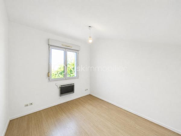 Cette maison mitoyenne de 99 m² (93 m² Carrez) a été bâtie en 2002 sur un terrain de 200 m² environ, sur la commune de Rumilly, au sein d’une copropriété sécurisée et parfaitement entretenue, idéalement située à proximité des commodités et
offrant un cadre de vie agréable et fonctionnel.  

☀️ Grâce à son orientation Ouest, la maison bénéficie d'une belle luminosité et du soleil l'après-midi, ce qui est agréable pour les pièces de vie, la terrasse et le jardin.
🔥❄️ Le confort thermique est assuré par un système de chauffage électrique 
🚗 La maison est accompagnée d'un garage et d'une place de parking

Elle se compose de la manière suivante :

Au rez-de-chaussée :

✅ Une entrée avec espace rangements
✅ Une cuisine fermée avec accès au garage
✅ Un salon avec accès terrasse et jardin
✅ Un WC séparé

A l'étage : 

✅ Quatre chambres
✅ Une salle d'eau avec WC

💧 Les charges de copropriété incluent également la consommation d’eau, offrant une gestion simplifiée et un meilleur confort au quotidien.

📞 Une opportunité à ne pas manquer ! Contactez-moi dès maintenant si ce bien répond à vos critères