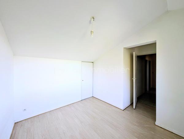 Cette maison mitoyenne de 99 m² (93 m² Carrez) a été bâtie en 2002 sur un terrain de 200 m² environ, sur la commune de Rumilly, au sein d’une copropriété sécurisée et parfaitement entretenue, idéalement située à proximité des commodités et
offrant un cadre de vie agréable et fonctionnel.  

☀️ Grâce à son orientation Ouest, la maison bénéficie d'une belle luminosité et du soleil l'après-midi, ce qui est agréable pour les pièces de vie, la terrasse et le jardin.
🔥❄️ Le confort thermique est assuré par un système de chauffage électrique 
🚗 La maison est accompagnée d'un garage et d'une place de parking

Elle se compose de la manière suivante :

Au rez-de-chaussée :

✅ Une entrée avec espace rangements
✅ Une cuisine fermée avec accès au garage
✅ Un salon avec accès terrasse et jardin
✅ Un WC séparé

A l'étage : 

✅ Quatre chambres
✅ Une salle d'eau avec WC

💧 Les charges de copropriété incluent également la consommation d’eau, offrant une gestion simplifiée et un meilleur confort au quotidien.

📞 Une opportunité à ne pas manquer ! Contactez-moi dès maintenant si ce bien répond à vos critères