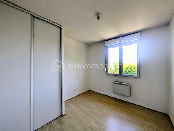 Cette maison mitoyenne de 99 m² (93 m² Carrez) a été bâtie en 2002 sur un terrain de 200 m² environ, sur la commune de Rumilly, au sein d’une copropriété sécurisée et parfaitement entretenue, idéalement située à proximité des commodités et
offrant un cadre de vie agréable et fonctionnel.  

☀️ Grâce à son orientation Ouest, la maison bénéficie d'une belle luminosité et du soleil l'après-midi, ce qui est agréable pour les pièces de vie, la terrasse et le jardin.
🔥❄️ Le confort thermique est assuré par un système de chauffage électrique 
🚗 La maison est accompagnée d'un garage et d'une place de parking

Elle se compose de la manière suivante :

Au rez-de-chaussée :

✅ Une entrée avec espace rangements
✅ Une cuisine fermée avec accès au garage
✅ Un salon avec accès terrasse et jardin
✅ Un WC séparé

A l'étage : 

✅ Quatre chambres
✅ Une salle d'eau avec WC

💧 Les charges de copropriété incluent également la consommation d’eau, offrant une gestion simplifiée et un meilleur confort au quotidien.

📞 Une opportunité à ne pas manquer ! Contactez-moi dès maintenant si ce bien répond à vos critères