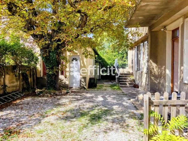 Maison
         9 pièces
        - 140 m² Exclusivité 850 000 € *