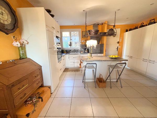 À VENDRE EN EXCLUSIVITE 84530 VILLELAURE MAISON PLAIN-PIED TYPE 6 PIECES D'ENVIRON 170M² AVEC GARAGE, JARDIN ET PISCINE