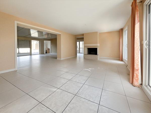 Maison rénovée avec jardin d'hiver, 3 chambres, double garage et grand terrain ? Cadre de vie privilégié