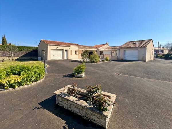 Maison rénovée avec jardin d'hiver, 3 chambres, double garage et grand terrain ? Cadre de vie privilégié