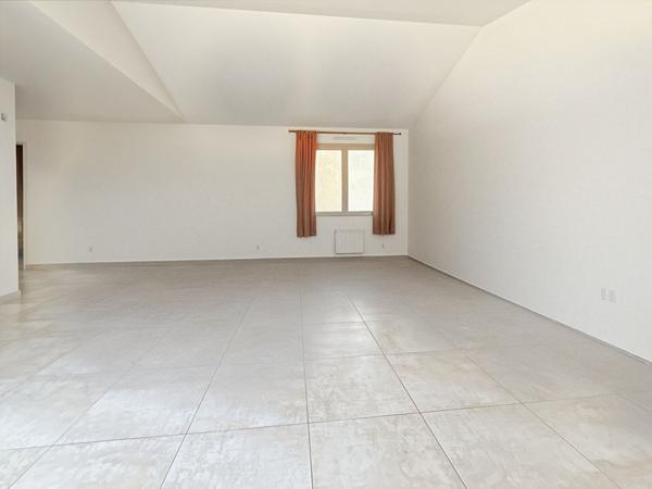 Maison rénovée avec jardin d'hiver, 3 chambres, double garage et grand terrain ? Cadre de vie privilégié