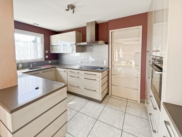 Maison rénovée avec jardin d'hiver, 3 chambres, double garage et grand terrain ? Cadre de vie privilégié