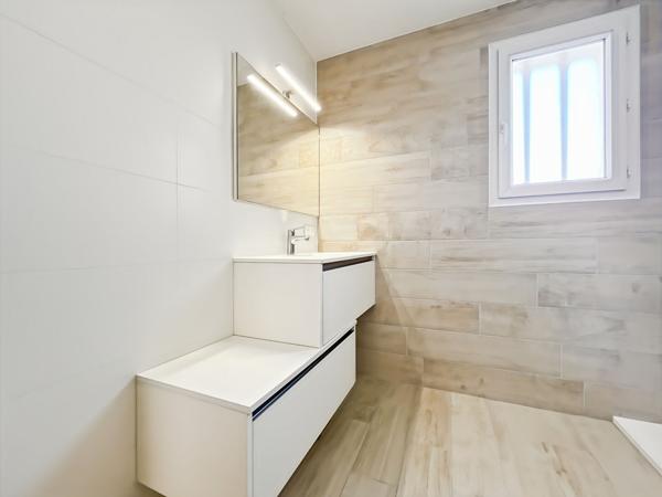 Maison rénovée avec jardin d'hiver, 3 chambres, double garage et grand terrain ? Cadre de vie privilégié