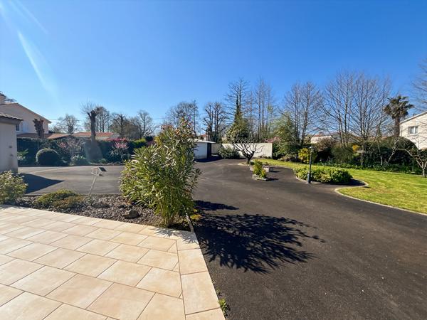 Maison rénovée avec jardin d'hiver, 3 chambres, double garage et grand terrain ? Cadre de vie privilégié
