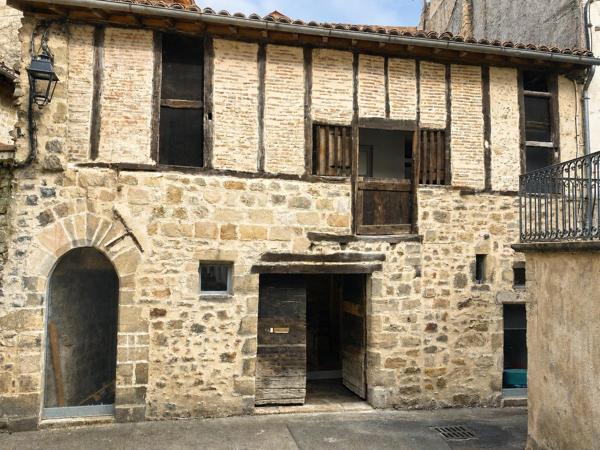 Tout à pied dans un cadre historique, avec espace et confort.