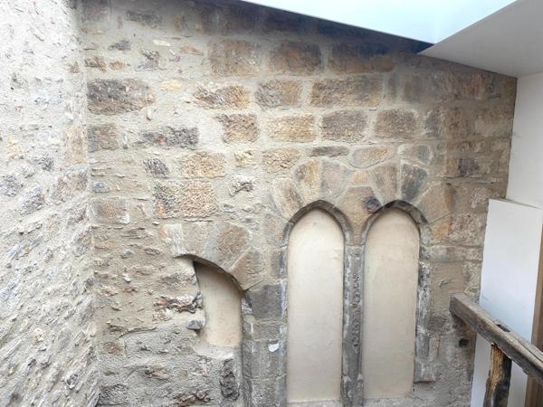 Tout à pied dans un cadre historique, avec espace et confort.