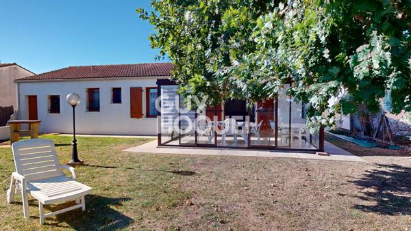 Exclusivité - A vendre à Le Chateau d'Oléron - Beau terrain  - 2 chambres + grand garage + dépendance