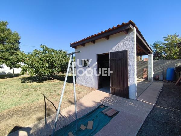 Exclusivité - A vendre à Le Chateau d'Oléron - Beau terrain  - 2 chambres + grand garage + dépendance