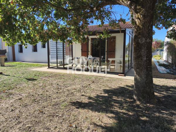 Exclusivité - A vendre à Le Chateau d'Oléron - Beau terrain  - 2 chambres + grand garage + dépendance
