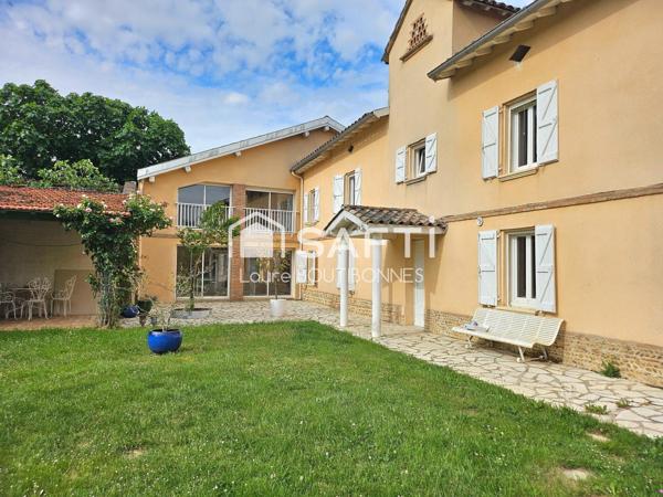 Maison de caractère au calme avec grand terrain, dépendances et piscine