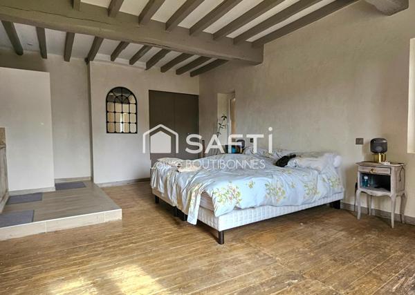 Maison de caractère au calme avec grand terrain, dépendances et piscine