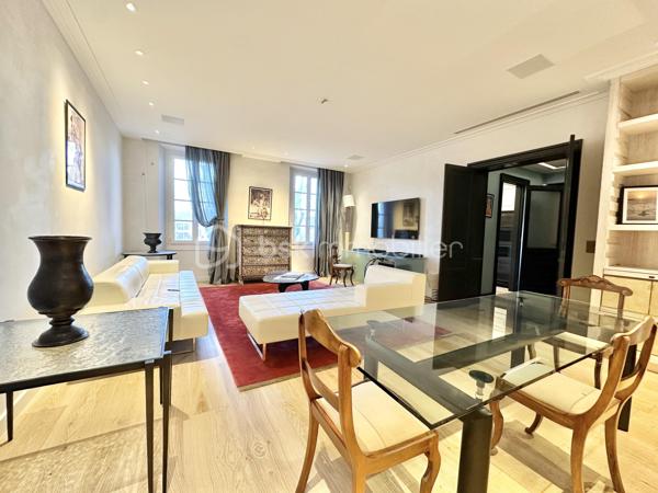 À quelques mètres de la mythique Place des Lices, en plein cœur de Saint-Tropez et pourtant au calme absolu, découvrez un bien d’exception composé d’un appartement principal et d’un studio indépendant, entièrement rénovés avec un niveau de finition remarquable.

Situé au 1er étage sans ascenseur d’une petite copropriété élégante et parfaitement entretenue, cet ensemble traversant séduit immédiatement par sa luminosité, sa belle hauteur sous plafond et la noblesse des matériaux.

L’appartement principal traversant offre :

Deux grandes chambres en suite, dont une ouvrant sur une terrasse
Un séjour baigné de lumière naturelle
Une cuisine indépendante aux prestations haut de gamme
Des rangements et placards sur mesure réalisés en bois massifs
Des finitions raffinées jusque dans les moindres détails
Le studio attenant, avec entrée indépendante, bénéficie du même niveau d’exigence : décoration soignée, matériaux nobles et optimisation parfaite des volumes.
L’ensemble a été décoré par un décorateur reconnu à Saint-Tropez, offrant une atmosphère élégante, chaleureuse et intemporelle.

Deux options s’offrent à vous :
• Conserver les deux espaces séparés pour un usage mixte (télétravail, invités, rendement locatif).
• Réunir les deux lots pour créer un appartement encore plus spacieux.

Emplacement stratégique.
Qualité rare.
Potentiel patrimonial fort.
Un bien destiné à une clientèle sensible aux détails, aux matières, à l’équilibre des volumes et à l’excellence des finitions.
📩 Me contacter rapidement.