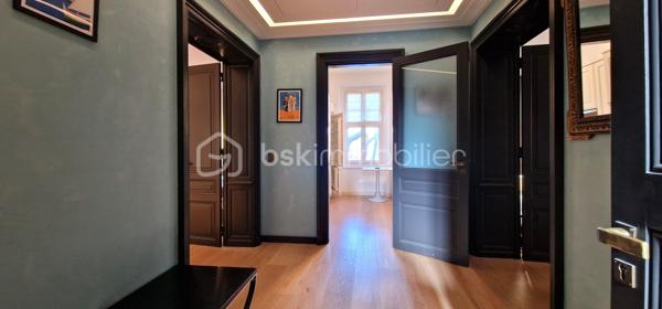À quelques mètres de la mythique Place des Lices, en plein cœur de Saint-Tropez et pourtant au calme absolu, découvrez un bien d’exception composé d’un appartement principal et d’un studio indépendant, entièrement rénovés avec un niveau de finition remarquable.

Situé au 1er étage sans ascenseur d’une petite copropriété élégante et parfaitement entretenue, cet ensemble traversant séduit immédiatement par sa luminosité, sa belle hauteur sous plafond et la noblesse des matériaux.

L’appartement principal traversant offre :

Deux grandes chambres en suite, dont une ouvrant sur une terrasse
Un séjour baigné de lumière naturelle
Une cuisine indépendante aux prestations haut de gamme
Des rangements et placards sur mesure réalisés en bois massifs
Des finitions raffinées jusque dans les moindres détails
Le studio attenant, avec entrée indépendante, bénéficie du même niveau d’exigence : décoration soignée, matériaux nobles et optimisation parfaite des volumes.
L’ensemble a été décoré par un décorateur reconnu à Saint-Tropez, offrant une atmosphère élégante, chaleureuse et intemporelle.

Deux options s’offrent à vous :
• Conserver les deux espaces séparés pour un usage mixte (télétravail, invités, rendement locatif).
• Réunir les deux lots pour créer un appartement encore plus spacieux.

Emplacement stratégique.
Qualité rare.
Potentiel patrimonial fort.
Un bien destiné à une clientèle sensible aux détails, aux matières, à l’équilibre des volumes et à l’excellence des finitions.
📩 Me contacter rapidement.