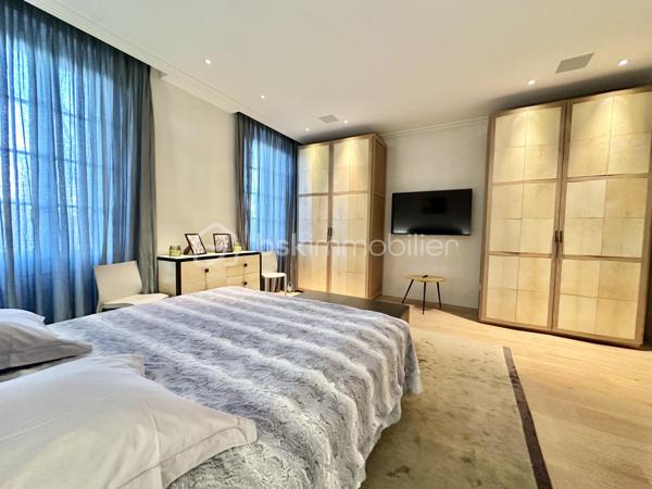 À quelques mètres de la mythique Place des Lices, en plein cœur de Saint-Tropez et pourtant au calme absolu, découvrez un bien d’exception composé d’un appartement principal et d’un studio indépendant, entièrement rénovés avec un niveau de finition remarquable.

Situé au 1er étage sans ascenseur d’une petite copropriété élégante et parfaitement entretenue, cet ensemble traversant séduit immédiatement par sa luminosité, sa belle hauteur sous plafond et la noblesse des matériaux.

L’appartement principal traversant offre :

Deux grandes chambres en suite, dont une ouvrant sur une terrasse
Un séjour baigné de lumière naturelle
Une cuisine indépendante aux prestations haut de gamme
Des rangements et placards sur mesure réalisés en bois massifs
Des finitions raffinées jusque dans les moindres détails
Le studio attenant, avec entrée indépendante, bénéficie du même niveau d’exigence : décoration soignée, matériaux nobles et optimisation parfaite des volumes.
L’ensemble a été décoré par un décorateur reconnu à Saint-Tropez, offrant une atmosphère élégante, chaleureuse et intemporelle.

Deux options s’offrent à vous :
• Conserver les deux espaces séparés pour un usage mixte (télétravail, invités, rendement locatif).
• Réunir les deux lots pour créer un appartement encore plus spacieux.

Emplacement stratégique.
Qualité rare.
Potentiel patrimonial fort.
Un bien destiné à une clientèle sensible aux détails, aux matières, à l’équilibre des volumes et à l’excellence des finitions.
📩 Me contacter rapidement.