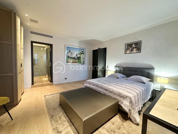 À quelques mètres de la mythique Place des Lices, en plein cœur de Saint-Tropez et pourtant au calme absolu, découvrez un bien d’exception composé d’un appartement principal et d’un studio indépendant, entièrement rénovés avec un niveau de finition remarquable.

Situé au 1er étage sans ascenseur d’une petite copropriété élégante et parfaitement entretenue, cet ensemble traversant séduit immédiatement par sa luminosité, sa belle hauteur sous plafond et la noblesse des matériaux.

L’appartement principal traversant offre :

Deux grandes chambres en suite, dont une ouvrant sur une terrasse
Un séjour baigné de lumière naturelle
Une cuisine indépendante aux prestations haut de gamme
Des rangements et placards sur mesure réalisés en bois massifs
Des finitions raffinées jusque dans les moindres détails
Le studio attenant, avec entrée indépendante, bénéficie du même niveau d’exigence : décoration soignée, matériaux nobles et optimisation parfaite des volumes.
L’ensemble a été décoré par un décorateur reconnu à Saint-Tropez, offrant une atmosphère élégante, chaleureuse et intemporelle.

Deux options s’offrent à vous :
• Conserver les deux espaces séparés pour un usage mixte (télétravail, invités, rendement locatif).
• Réunir les deux lots pour créer un appartement encore plus spacieux.

Emplacement stratégique.
Qualité rare.
Potentiel patrimonial fort.
Un bien destiné à une clientèle sensible aux détails, aux matières, à l’équilibre des volumes et à l’excellence des finitions.
📩 Me contacter rapidement.