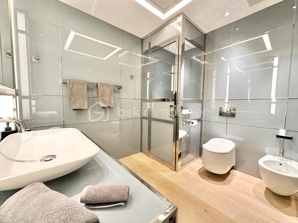 À quelques mètres de la mythique Place des Lices, en plein cœur de Saint-Tropez et pourtant au calme absolu, découvrez un bien d’exception composé d’un appartement principal et d’un studio indépendant, entièrement rénovés avec un niveau de finition remarquable.

Situé au 1er étage sans ascenseur d’une petite copropriété élégante et parfaitement entretenue, cet ensemble traversant séduit immédiatement par sa luminosité, sa belle hauteur sous plafond et la noblesse des matériaux.

L’appartement principal traversant offre :

Deux grandes chambres en suite, dont une ouvrant sur une terrasse
Un séjour baigné de lumière naturelle
Une cuisine indépendante aux prestations haut de gamme
Des rangements et placards sur mesure réalisés en bois massifs
Des finitions raffinées jusque dans les moindres détails
Le studio attenant, avec entrée indépendante, bénéficie du même niveau d’exigence : décoration soignée, matériaux nobles et optimisation parfaite des volumes.
L’ensemble a été décoré par un décorateur reconnu à Saint-Tropez, offrant une atmosphère élégante, chaleureuse et intemporelle.

Deux options s’offrent à vous :
• Conserver les deux espaces séparés pour un usage mixte (télétravail, invités, rendement locatif).
• Réunir les deux lots pour créer un appartement encore plus spacieux.

Emplacement stratégique.
Qualité rare.
Potentiel patrimonial fort.
Un bien destiné à une clientèle sensible aux détails, aux matières, à l’équilibre des volumes et à l’excellence des finitions.
📩 Me contacter rapidement.