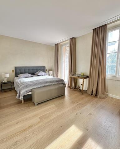 À quelques mètres de la mythique Place des Lices, en plein cœur de Saint-Tropez et pourtant au calme absolu, découvrez un bien d’exception composé d’un appartement principal et d’un studio indépendant, entièrement rénovés avec un niveau de finition remarquable.

Situé au 1er étage sans ascenseur d’une petite copropriété élégante et parfaitement entretenue, cet ensemble traversant séduit immédiatement par sa luminosité, sa belle hauteur sous plafond et la noblesse des matériaux.

L’appartement principal traversant offre :

Deux grandes chambres en suite, dont une ouvrant sur une terrasse
Un séjour baigné de lumière naturelle
Une cuisine indépendante aux prestations haut de gamme
Des rangements et placards sur mesure réalisés en bois massifs
Des finitions raffinées jusque dans les moindres détails
Le studio attenant, avec entrée indépendante, bénéficie du même niveau d’exigence : décoration soignée, matériaux nobles et optimisation parfaite des volumes.
L’ensemble a été décoré par un décorateur reconnu à Saint-Tropez, offrant une atmosphère élégante, chaleureuse et intemporelle.

Deux options s’offrent à vous :
• Conserver les deux espaces séparés pour un usage mixte (télétravail, invités, rendement locatif).
• Réunir les deux lots pour créer un appartement encore plus spacieux.

Emplacement stratégique.
Qualité rare.
Potentiel patrimonial fort.
Un bien destiné à une clientèle sensible aux détails, aux matières, à l’équilibre des volumes et à l’excellence des finitions.
📩 Me contacter rapidement.