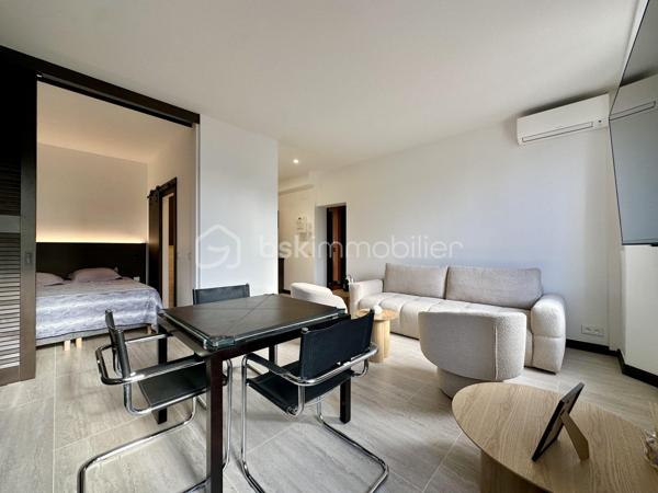 À quelques mètres de la mythique Place des Lices, en plein cœur de Saint-Tropez et pourtant au calme absolu, découvrez un bien d’exception composé d’un appartement principal et d’un studio indépendant, entièrement rénovés avec un niveau de finition remarquable.

Situé au 1er étage sans ascenseur d’une petite copropriété élégante et parfaitement entretenue, cet ensemble traversant séduit immédiatement par sa luminosité, sa belle hauteur sous plafond et la noblesse des matériaux.

L’appartement principal traversant offre :

Deux grandes chambres en suite, dont une ouvrant sur une terrasse
Un séjour baigné de lumière naturelle
Une cuisine indépendante aux prestations haut de gamme
Des rangements et placards sur mesure réalisés en bois massifs
Des finitions raffinées jusque dans les moindres détails
Le studio attenant, avec entrée indépendante, bénéficie du même niveau d’exigence : décoration soignée, matériaux nobles et optimisation parfaite des volumes.
L’ensemble a été décoré par un décorateur reconnu à Saint-Tropez, offrant une atmosphère élégante, chaleureuse et intemporelle.

Deux options s’offrent à vous :
• Conserver les deux espaces séparés pour un usage mixte (télétravail, invités, rendement locatif).
• Réunir les deux lots pour créer un appartement encore plus spacieux.

Emplacement stratégique.
Qualité rare.
Potentiel patrimonial fort.
Un bien destiné à une clientèle sensible aux détails, aux matières, à l’équilibre des volumes et à l’excellence des finitions.
📩 Me contacter rapidement.