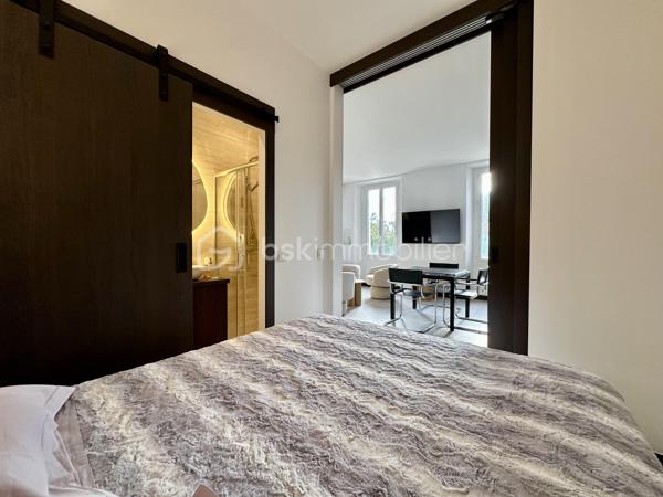 À quelques mètres de la mythique Place des Lices, en plein cœur de Saint-Tropez et pourtant au calme absolu, découvrez un bien d’exception composé d’un appartement principal et d’un studio indépendant, entièrement rénovés avec un niveau de finition remarquable.

Situé au 1er étage sans ascenseur d’une petite copropriété élégante et parfaitement entretenue, cet ensemble traversant séduit immédiatement par sa luminosité, sa belle hauteur sous plafond et la noblesse des matériaux.

L’appartement principal traversant offre :

Deux grandes chambres en suite, dont une ouvrant sur une terrasse
Un séjour baigné de lumière naturelle
Une cuisine indépendante aux prestations haut de gamme
Des rangements et placards sur mesure réalisés en bois massifs
Des finitions raffinées jusque dans les moindres détails
Le studio attenant, avec entrée indépendante, bénéficie du même niveau d’exigence : décoration soignée, matériaux nobles et optimisation parfaite des volumes.
L’ensemble a été décoré par un décorateur reconnu à Saint-Tropez, offrant une atmosphère élégante, chaleureuse et intemporelle.

Deux options s’offrent à vous :
• Conserver les deux espaces séparés pour un usage mixte (télétravail, invités, rendement locatif).
• Réunir les deux lots pour créer un appartement encore plus spacieux.

Emplacement stratégique.
Qualité rare.
Potentiel patrimonial fort.
Un bien destiné à une clientèle sensible aux détails, aux matières, à l’équilibre des volumes et à l’excellence des finitions.
📩 Me contacter rapidement.