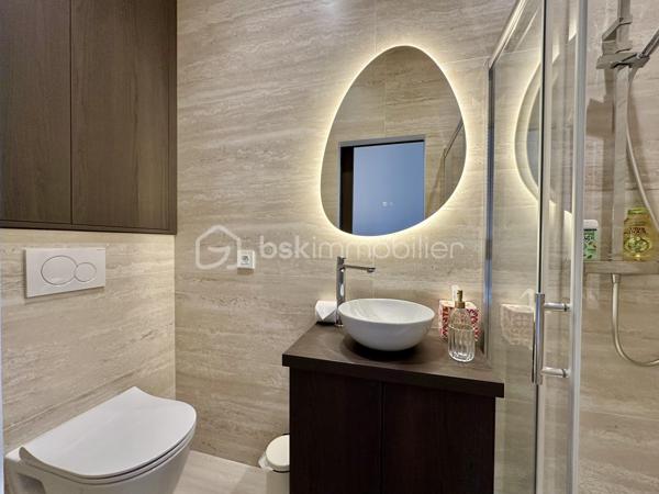 À quelques mètres de la mythique Place des Lices, en plein cœur de Saint-Tropez et pourtant au calme absolu, découvrez un bien d’exception composé d’un appartement principal et d’un studio indépendant, entièrement rénovés avec un niveau de finition remarquable.

Situé au 1er étage sans ascenseur d’une petite copropriété élégante et parfaitement entretenue, cet ensemble traversant séduit immédiatement par sa luminosité, sa belle hauteur sous plafond et la noblesse des matériaux.

L’appartement principal traversant offre :

Deux grandes chambres en suite, dont une ouvrant sur une terrasse
Un séjour baigné de lumière naturelle
Une cuisine indépendante aux prestations haut de gamme
Des rangements et placards sur mesure réalisés en bois massifs
Des finitions raffinées jusque dans les moindres détails
Le studio attenant, avec entrée indépendante, bénéficie du même niveau d’exigence : décoration soignée, matériaux nobles et optimisation parfaite des volumes.
L’ensemble a été décoré par un décorateur reconnu à Saint-Tropez, offrant une atmosphère élégante, chaleureuse et intemporelle.

Deux options s’offrent à vous :
• Conserver les deux espaces séparés pour un usage mixte (télétravail, invités, rendement locatif).
• Réunir les deux lots pour créer un appartement encore plus spacieux.

Emplacement stratégique.
Qualité rare.
Potentiel patrimonial fort.
Un bien destiné à une clientèle sensible aux détails, aux matières, à l’équilibre des volumes et à l’excellence des finitions.
📩 Me contacter rapidement.