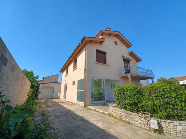 Maison de 195 m² sur 486 m² de terrain - 5 chambres, jardin, piscine, garage.
