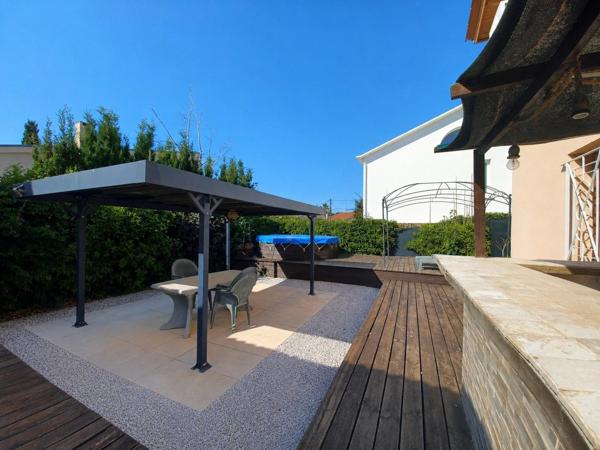Maison de 195 m² sur 486 m² de terrain - 5 chambres, jardin, piscine, garage.