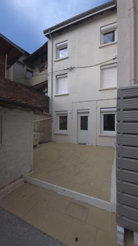 Découvrez cette opportunité rare à Firminy: une maison familiale unique divisée en 3 appartements indépendants.