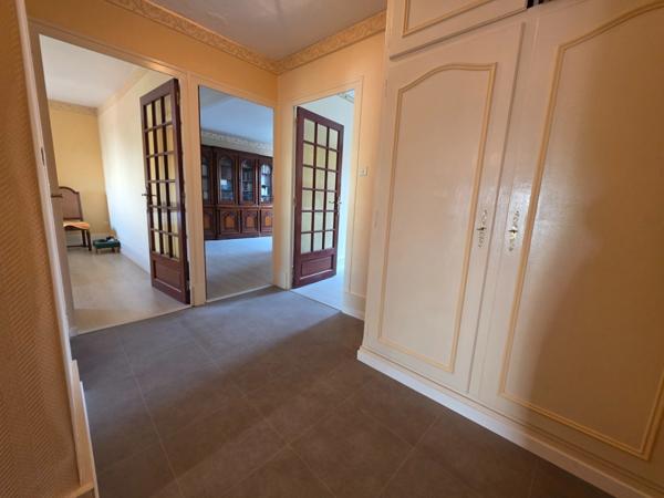 Découvrez cette opportunité rare à Firminy: une maison familiale unique divisée en 3 appartements indépendants.