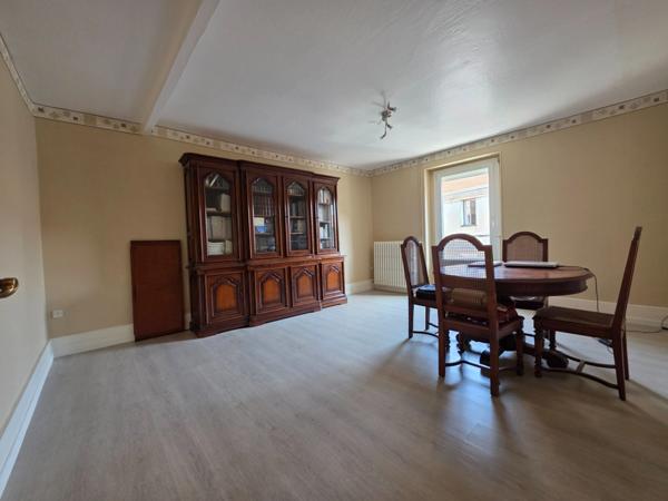 Découvrez cette opportunité rare à Firminy: une maison familiale unique divisée en 3 appartements indépendants.