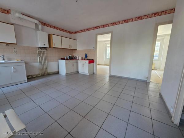 Découvrez cette opportunité rare à Firminy: une maison familiale unique divisée en 3 appartements indépendants.