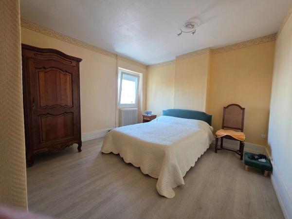 Découvrez cette opportunité rare à Firminy: une maison familiale unique divisée en 3 appartements indépendants.