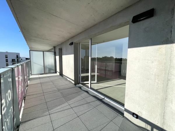 Ranzay - Bel appartement récent alliant luminosité et convivialité. Salon-séjour, trois chambres, terrase, ascenseur. Deux places de parking en sous-sol.