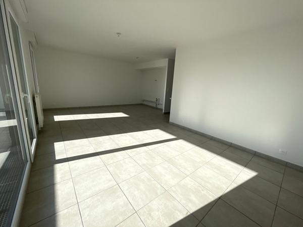 Ranzay - Bel appartement récent alliant luminosité et convivialité. Salon-séjour, trois chambres, terrase, ascenseur. Deux places de parking en sous-sol.