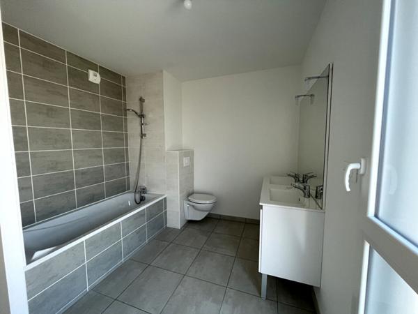 Ranzay - Bel appartement récent alliant luminosité et convivialité. Salon-séjour, trois chambres, terrase, ascenseur. Deux places de parking en sous-sol.