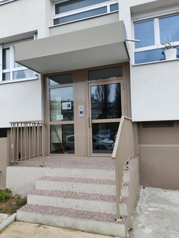 Résidence ravalée et isolée, 2 pièces de 52 m² avec balcon.