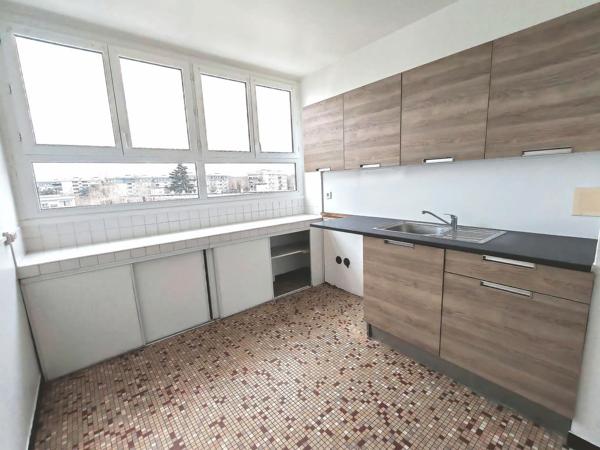 Résidence ravalée et isolée, 2 pièces de 52 m² avec balcon.